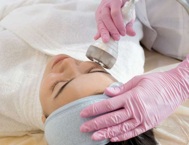 beauty-treatment-in-spa-8KRHVMY.jpg